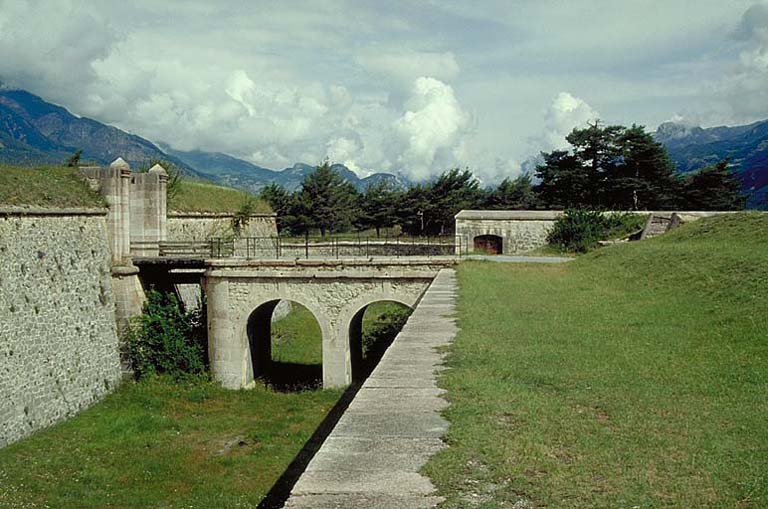 La demi-lune 43. Face droite, avant porte de Briançon, pont d'accès et chemin couvert. Au fond, porte de l'ouvrage 65.