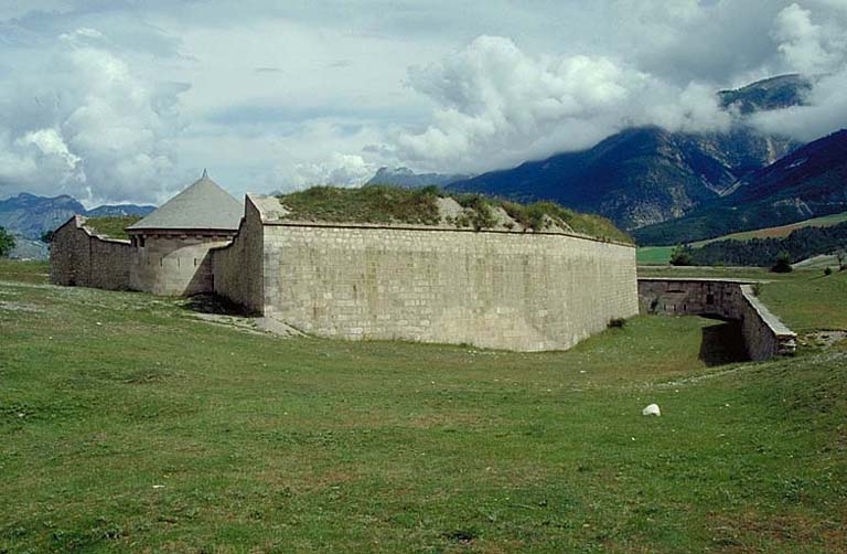 Lunette 64. Vue générale arrière droite. A droite, fossé et casemates à feux de revers.