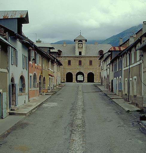 La rue Catinat. Au fond, la porte de Briançon.