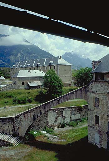 Vue sur la cour prise du corps central. A droite, l'arc-boutant.