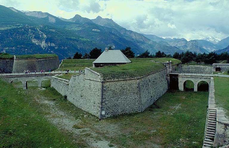 La demi-lune 43. Vue arrière droite prise du haut du bastion 2.