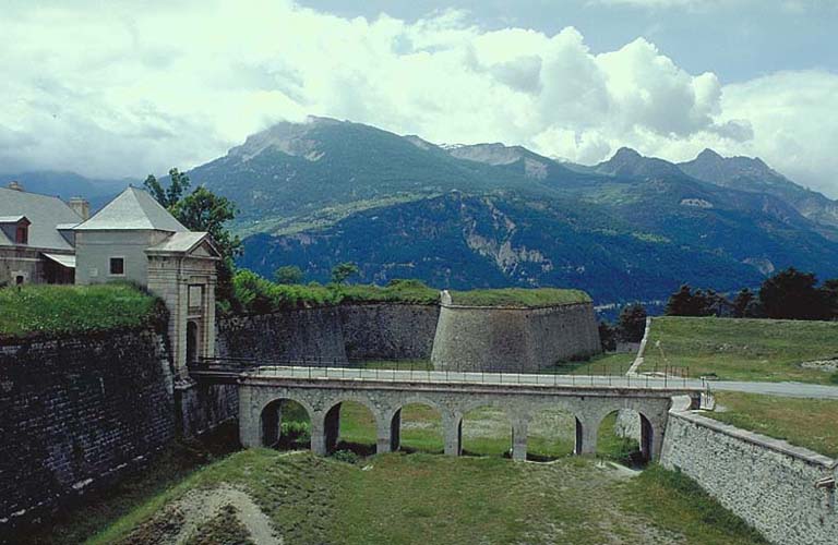 Corps de place. Front 2-3 pris du haut du bastion 2. A gauche, porte de Briançon et pont d'accès. A droite, gorge de la lunette 43. Au fond, flanc droit du bastion 3.