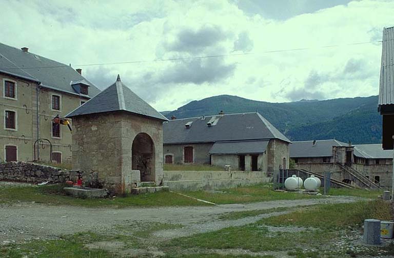 Citerne X. A gauche, bâtiment de la pompe. A droite, magasin. Derrière, la caserne Binot.