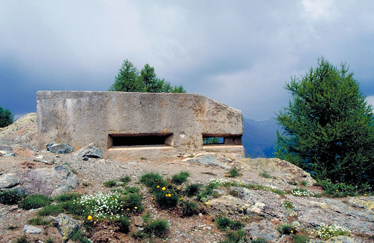 Sommet Bucher. Observatoire en béton.