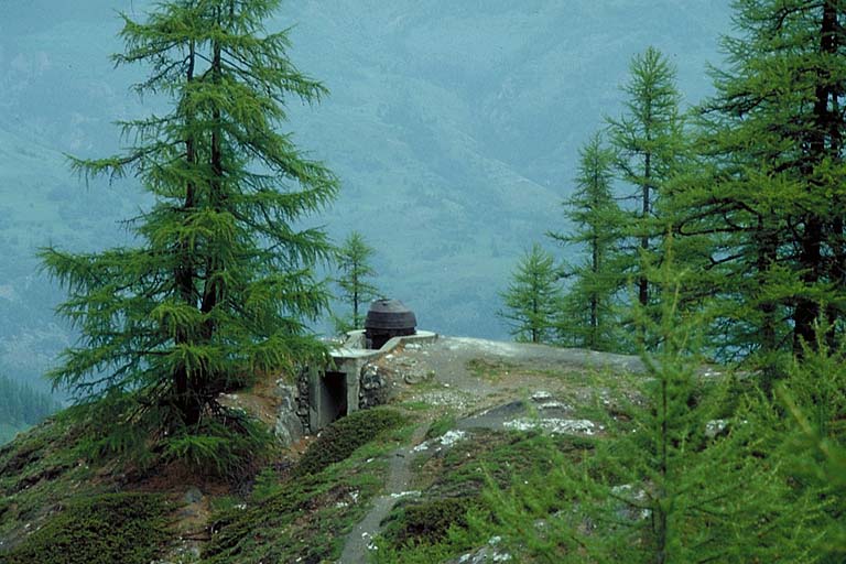 Molines-en-Queyras. Tourelle de mitrailleuse par éléments. Vue rapprochée.