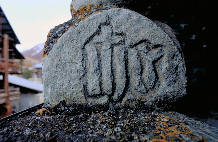 Fenêtre géminée. Base de la colonnette : inscription.