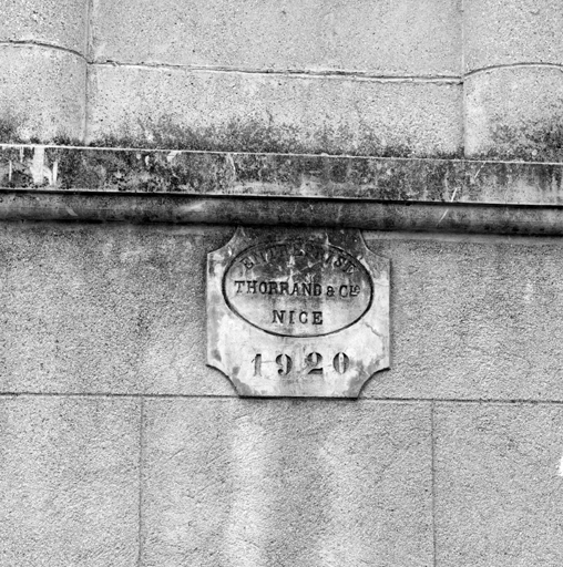 Cheminée. Plaque de l'entrepreneur.