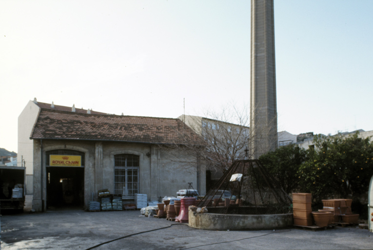 Annexe et cheminée vues de l'est.