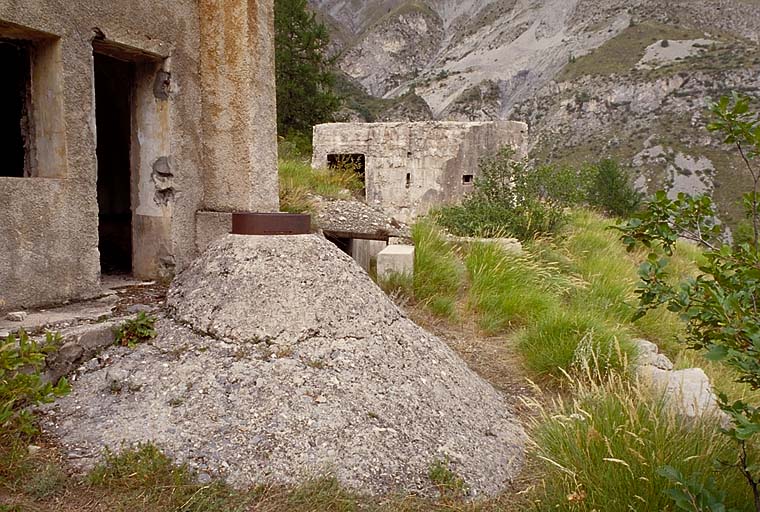 Abri et cloche observatoire.