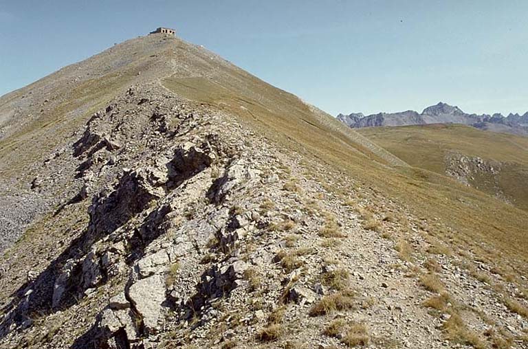 Sommet du Mont Vinaigre et blockhaus vue de l'ouest depuis la direction du col de la Colombière.