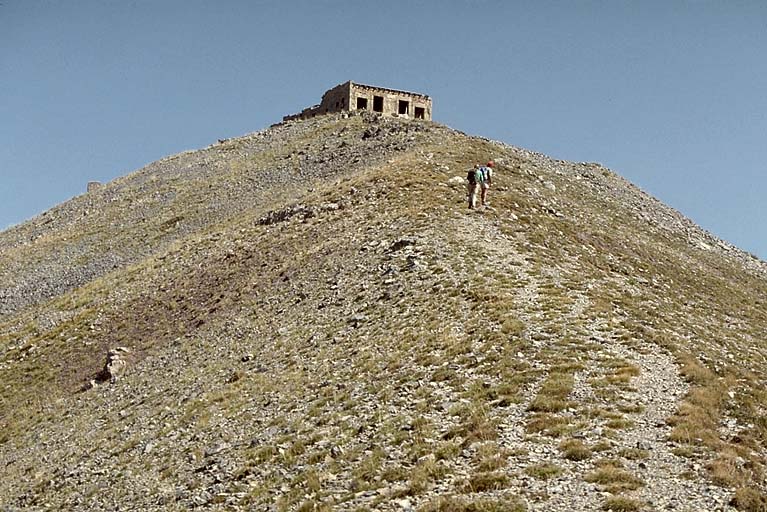 Le blockhaus vu à distance de l'ouest.