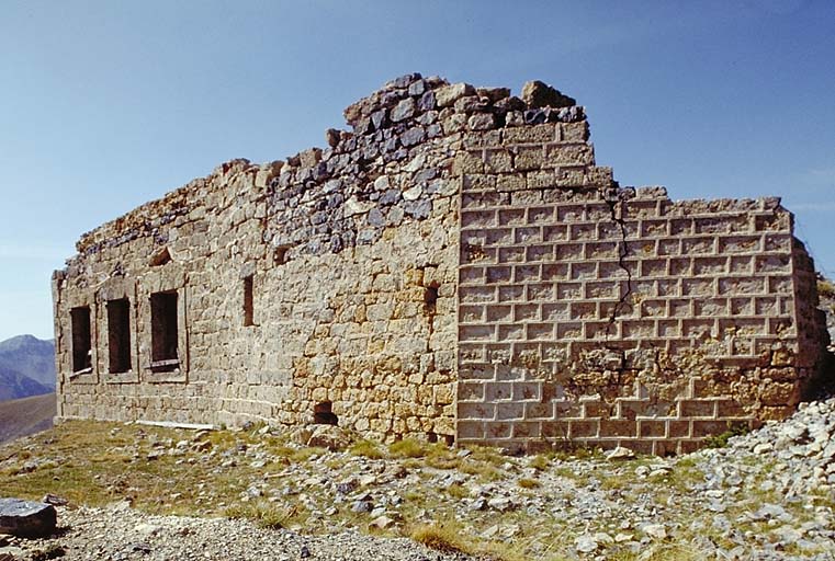 Le blockhaus, face sud. A droite, reste de la masse couvrante.