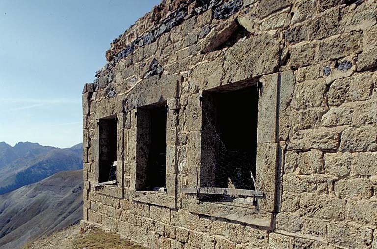 Façade sud-est. Vue oblique prise de l'est.