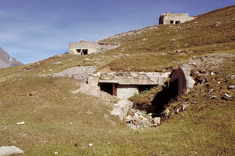 Ouvrage d'avant-postes des Fourches. Vue arrière de l'ouvrage. Au premier plan, le bloc 1 (entrée) avec, à droite, abri en tôle cintrée extérieur. Derrière, à gauche, le bloc 4. Et à droite, le bloc 5 (observatoire).