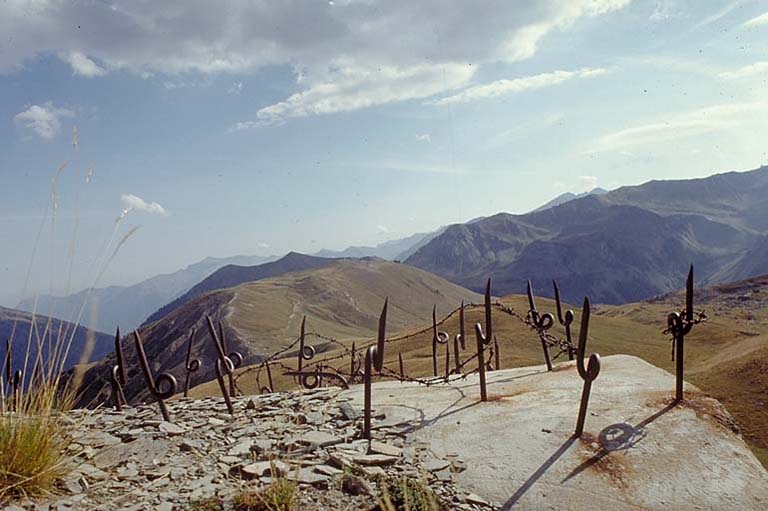 Vue prise du nord, depuis le blockhaus du Ventabren. Au premier plan, dessus du blockhaus de FM du Ventabren, hérissé d'ardillons. Au centre, col et ouvrage d'avant-postes des Fourches, le mont des Fourches avec, à droite, le blockhaus n° 3. Au troisième plan, le mont Vinaigre et le blockhaus de Las Planas. A l'arrière plan, massif du mont Mounier.