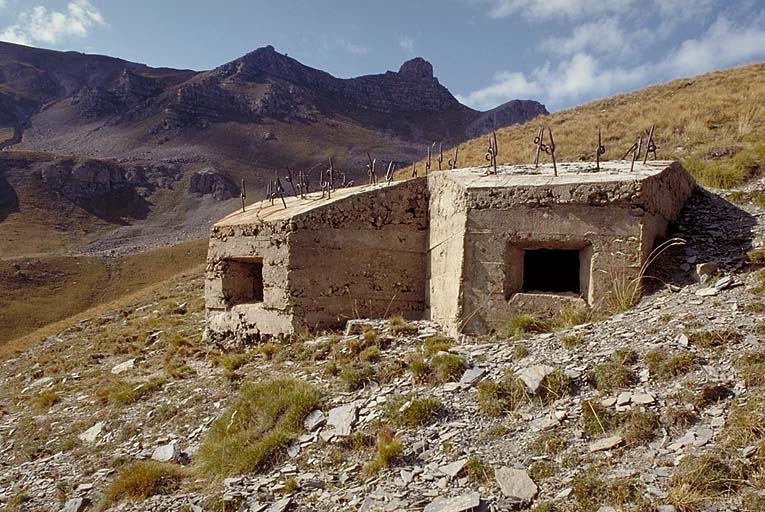 Vue d'ensemble du blockhaus de Ventabren.