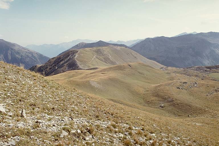 Vue d'ensemble prise du nord depuis Ventabren. En bas à gauche le col des Fourches et les blocs de l'ouvrage. Au centre, le mont des Fourches, vu de l'arrière, avec, à droite, le blockhaus n° 3. Au troisième plan, le mont Vinaigre et le blockhaus de Las Planas. A l'arrière-plan, les montagnes de la Haute-Tinée (massif du Mounier).