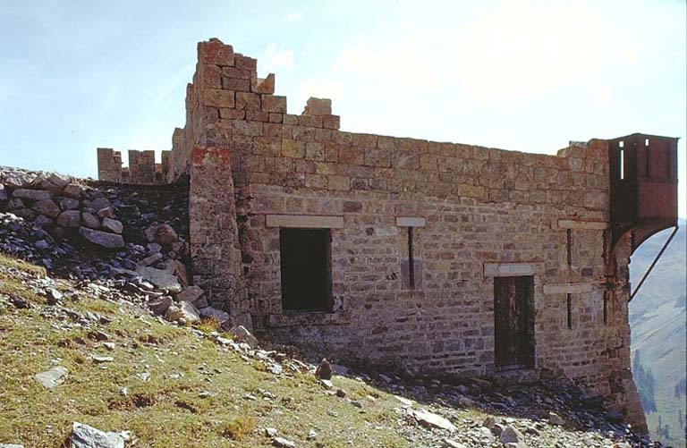 Blockhaus n°3. Pignon nord. A droite, l'échaugette d'angle. Dans le mur, à gauche, fenêtre de la cuisine, à droite porte de la chambre de troupe.