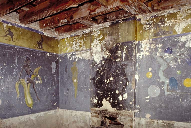 Bâtiment 16, peinture murale : à droite acrobate nue, à gauche, danseuse (Joséphine Baker ?) émergeant d'une banane. En frise sur fond jaune, skieurs.