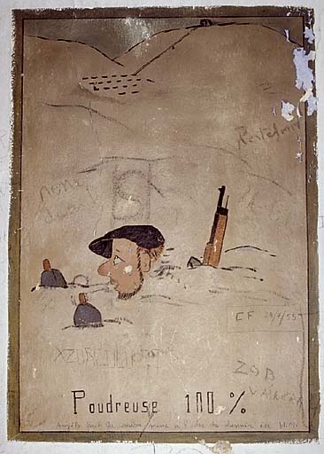Bâtiment 16, peinture murale : caricature d'un chasseur alpin essayant de progresser avec de la neige jusqu'au cou. Inscription : "Poudreuse 100%".