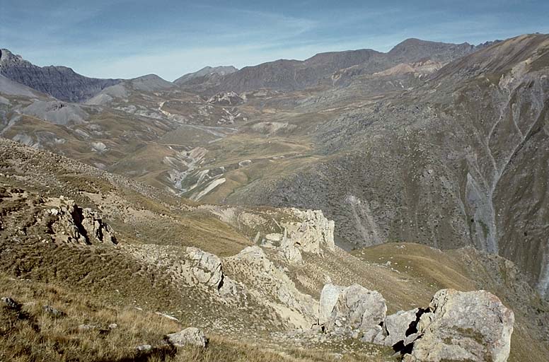 Vue prise du Mont des Fourches vers le nord-est. Au premier plan, vestiges du blockhaus 2.