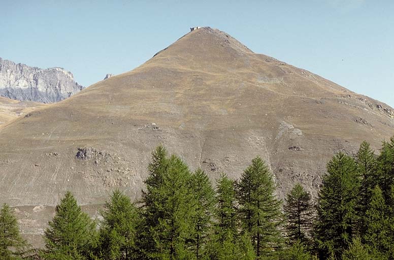 Face sud du mont des Fourches et blockhaus 3, vus depuis la route du col de la Colombière sur la rive droite de la Tinée.