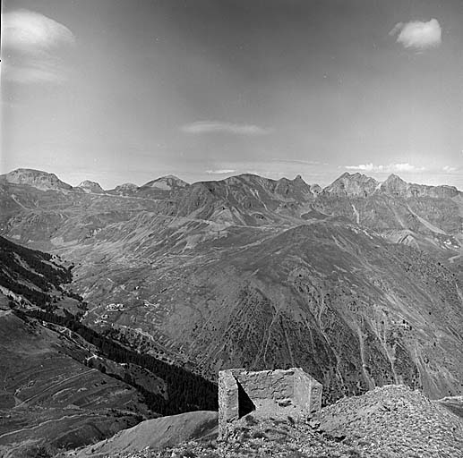 Vue prise du blockhaus vers la Pelouse et le Bonnet Carré. En bas à gauche, vallée de la Haute Tinée et village de Bousieyas.