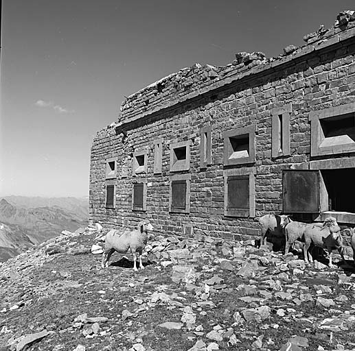 Casernement. Aile gauche. Vue générale de la façade.