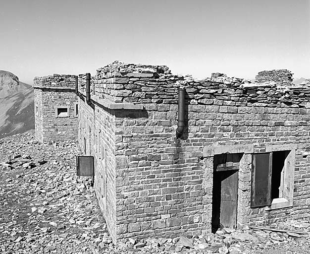 Vue oblique du casernement prise du sud-est. A gauche, la façade prinicipale et bastionnet de gorge.