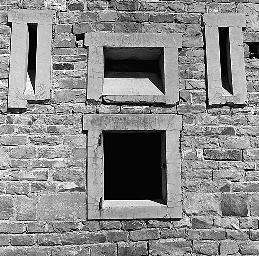 Casernement. Aile droite. Détail de la façade.