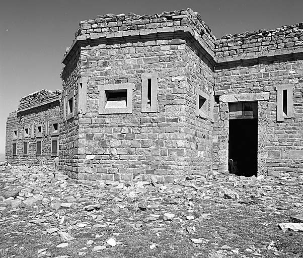 Casernement. Façade principale et bastionnet central.