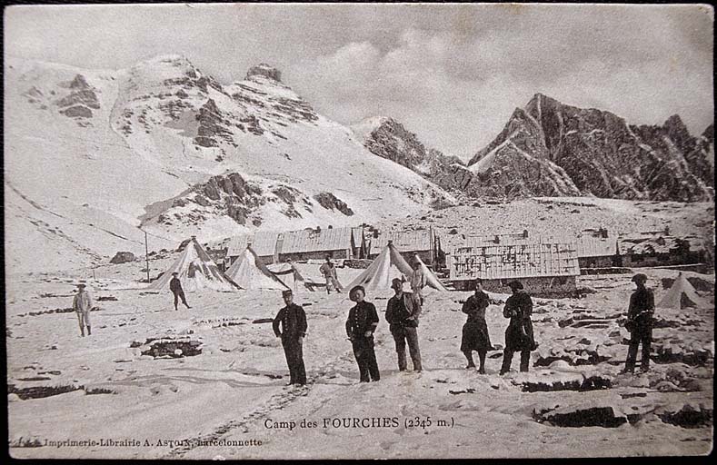 Camp des Fourches. (2345 m.) [Vue d'ensemble sous la neige.]