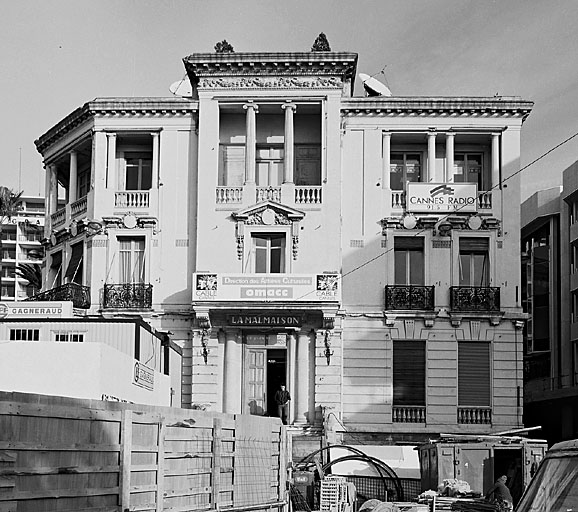 Façade antérieure sud. Vue d'ensemble avant le réaménagement du jardin consécutif à la construction de l'Hôtel Noga-Hilton.