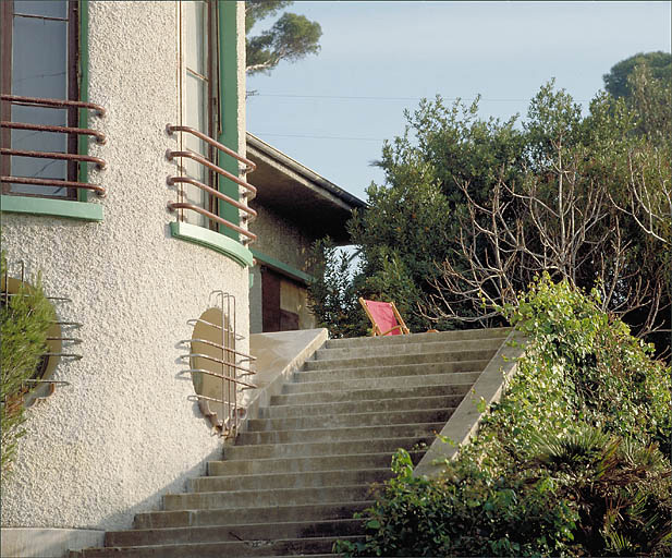 Escalier extérieur conduisant à l'aile est.