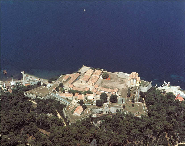 Vue aérienne prise du sud.