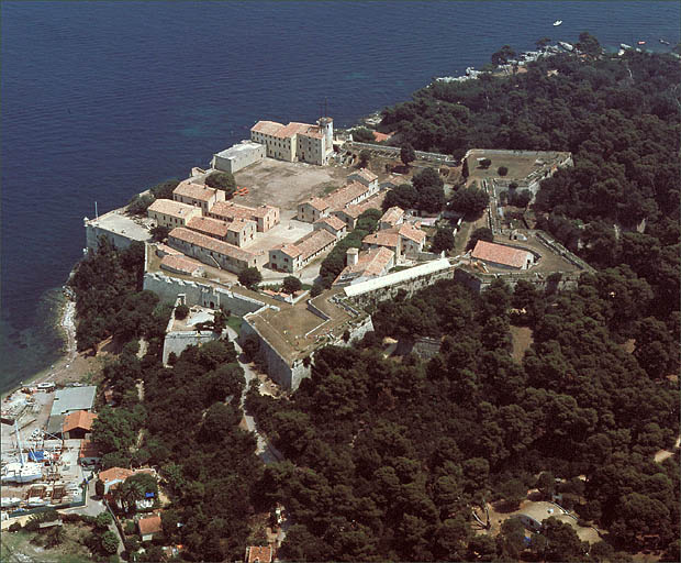 Vue aérienne prise du sud-ouest.