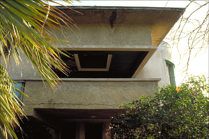 Vue de détail de la terrasse en porte à faux