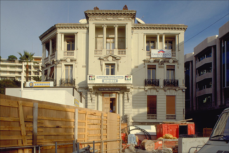 Façade antérieure sud. Vue d'ensemble avant le réaménagement du jardin consécutif à la construction de l'Hôtel Noga-Hilton.