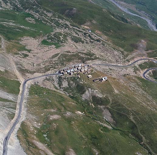 Vue aérienne prise du sud-ouest.