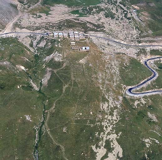 Vue aérienne prise du sud. En contrebas, traces d'une zone de bivouac.