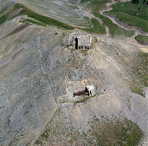 Vue aérienne du sud-ouest. En avant et en contrebas, abri alpin inachevé.