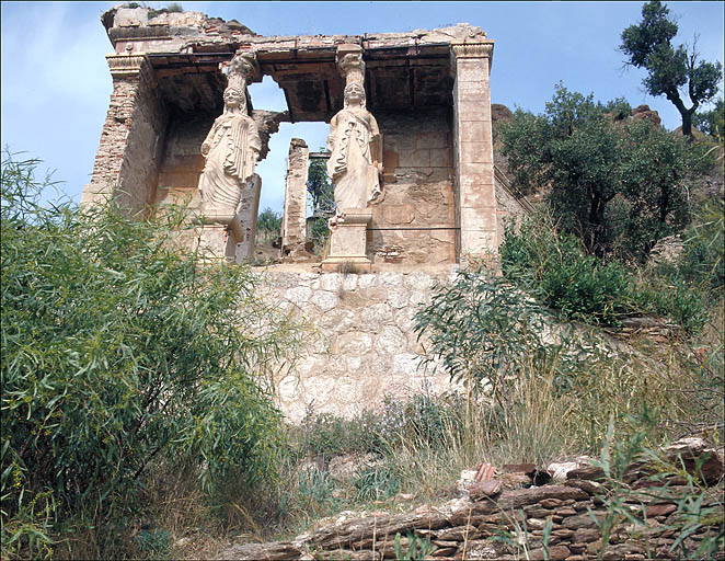 Temple de jardin dit temple d'Hercule. La façade sud vue en contreplongée.