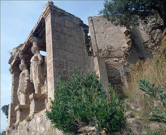 Temple de jardin dit temple d'Hercule. La façade sculptée et l'entrée à l'est. 