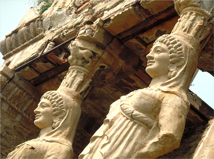 Temple de jardin dit temple d'Hercule. Détail des têtes des deux statues.