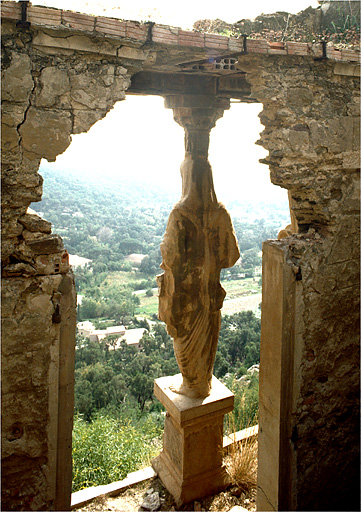 Temple de jardin dit temple d'Hercule. La cariatide ouest vue de dos et l'encadrement de la porte ouvrant sur le pronaos.