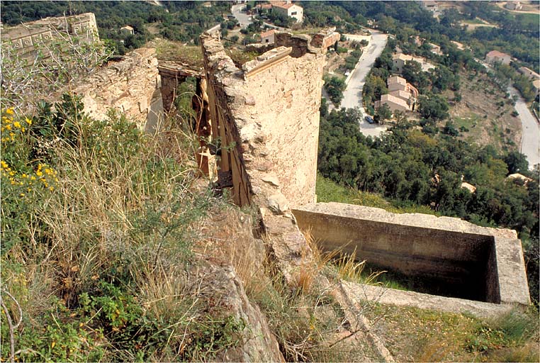 Temple de jardin dit temple d'Hercule. Vue de l'une des deux citernes (ici l'occidentale), destinée à récupérer les eaux de pluie de la toiture par un petit canal en ciment.