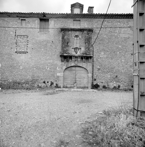 Aile ouest, façade ouest, portail d'entrée.