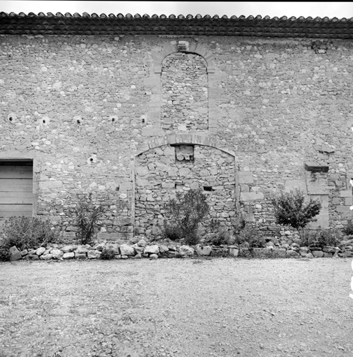 Aile est, façade ouest, portes de remise et de fenil murées.