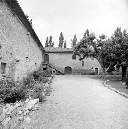 Angle nord-est de la cour intérieure.