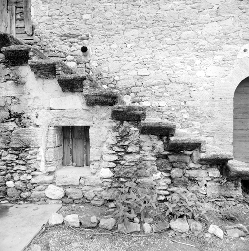 Angle nord-est de la cour intérieure, l'escalier d'accès aux granges, détail.